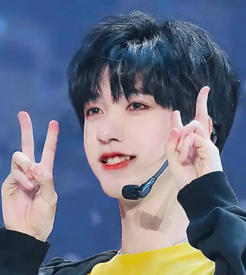 贺峻霖#头像#神图 #热门  这几个贺峻霖的头像也还不错, - 抖音