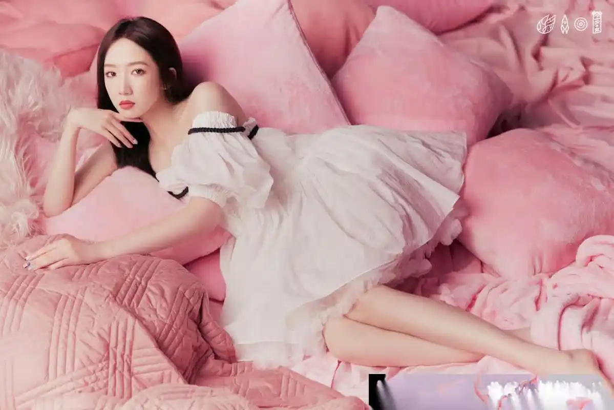 火箭少女101成员的光足,每一步都如同大自然的旋律,充满了生命的韵律.