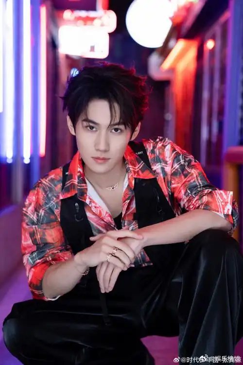 张真源红格衬衫黑马甲造型