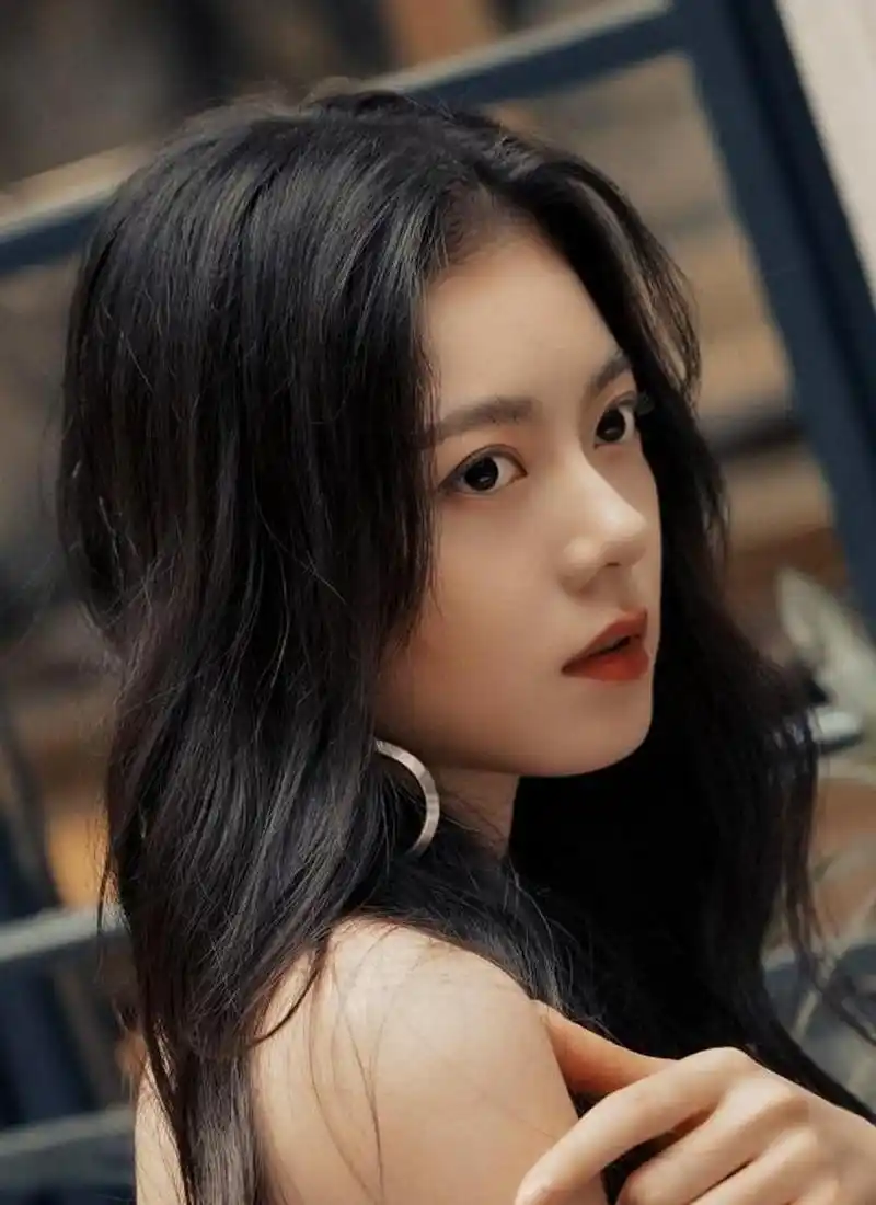 娇羞可爱,清纯甜美的"今麦郎"#赵今麦# 一袭白色两钻抹胸裙,雪肤玉貌