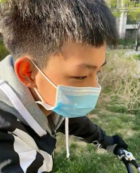 白百何晒出的九宫格照片中,最令人惊喜的恐怕就是12岁大的儿子元宝了