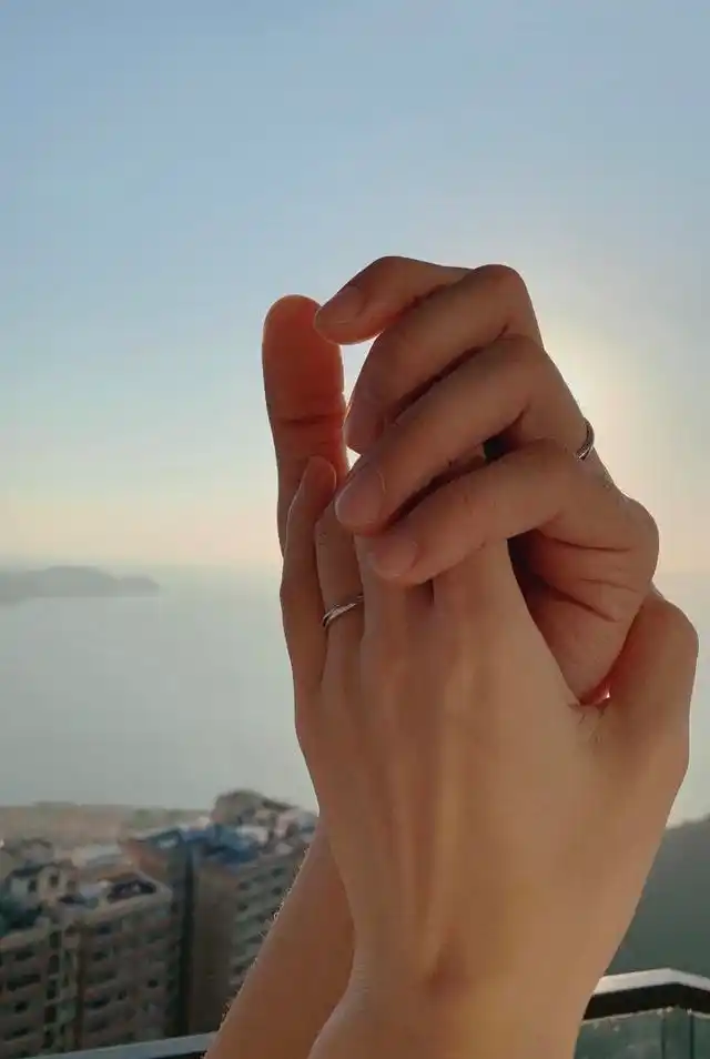 原创林峰官宣与张馨月结婚晒二人牵手照甜蜜称呼女方我的夫人