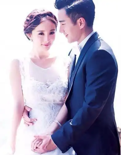 杨幂接受采访要停工,小腹微隆是准备生二胎了吗?