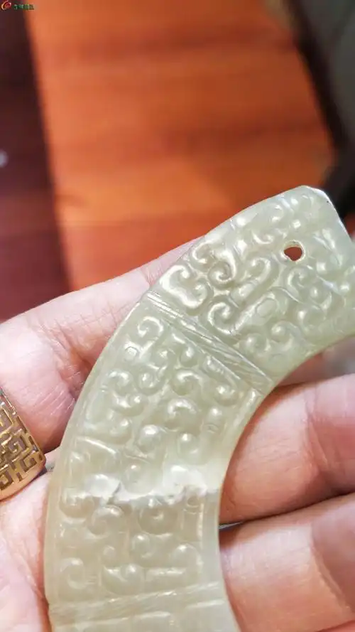 春秋和田青黄玉龙纹玉璜