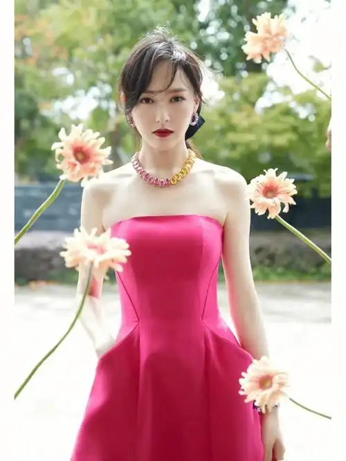 唐嫣粉红抹胸裙