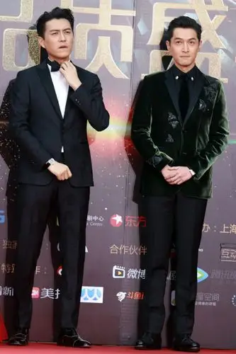 胡歌与靳东(左)一起走红毯.