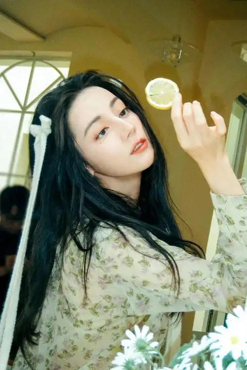 迪丽热巴生日写真花絮图青色碎花裙蝴蝶结清新可爱的热巴