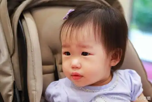 秦昊晒小米粒萌照 眯眼啃脚丫可爱满分