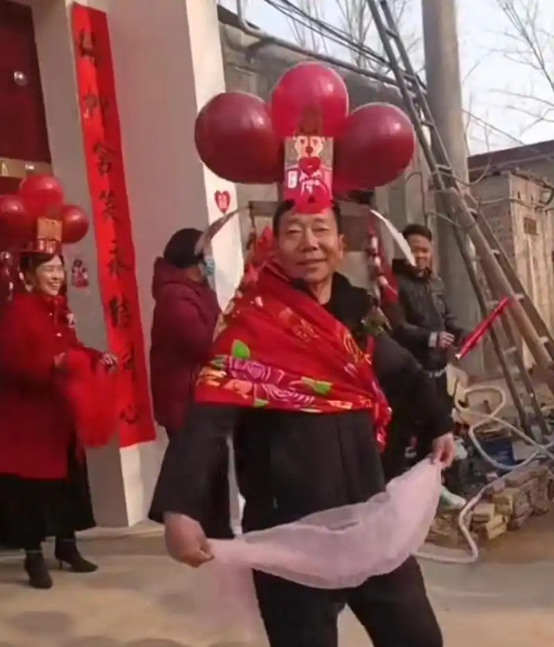 儿子结婚,喜公公,喜婆婆的造型,太欢乐了!