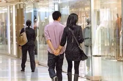 网友盘点张智霖袁咏仪牵手照 甜蜜同行24年(组图)