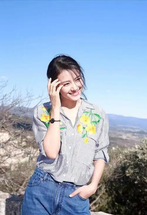 高圆圆终于改风格,穿印花西装 西装裤气质惊艳,扎葫芦辫好漂亮|发型