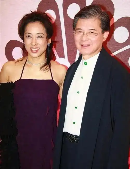 62岁的朱玲玲穿肚兜裙,被富豪老公搂着,二婚后果然很幸福