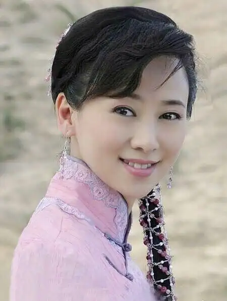 亚姐冠军翁虹52岁出身名门却因大尺度作品成名女儿可爱似混血