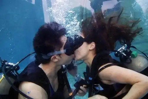 水下接吻大赛上海情侣1分20秒夺冠全程嘴紧贴不能漏气
