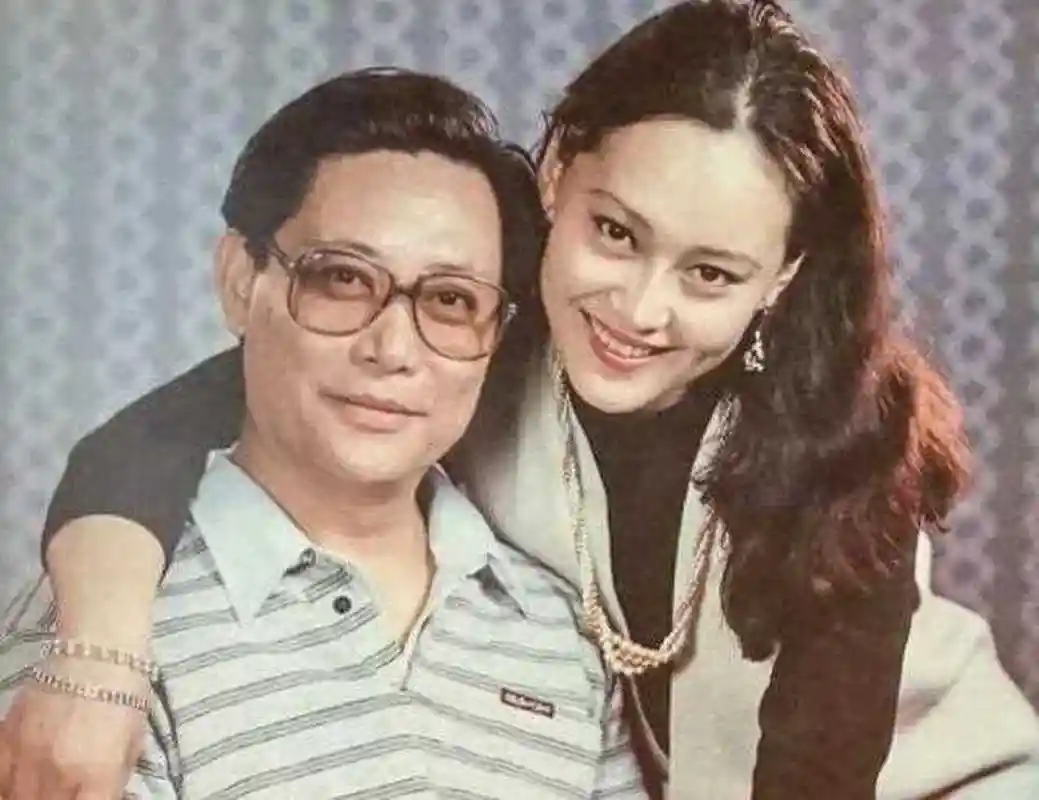 1993年,21岁的宋佳嫁给42岁的张学津,不久之后,发现老公患上重病,她就