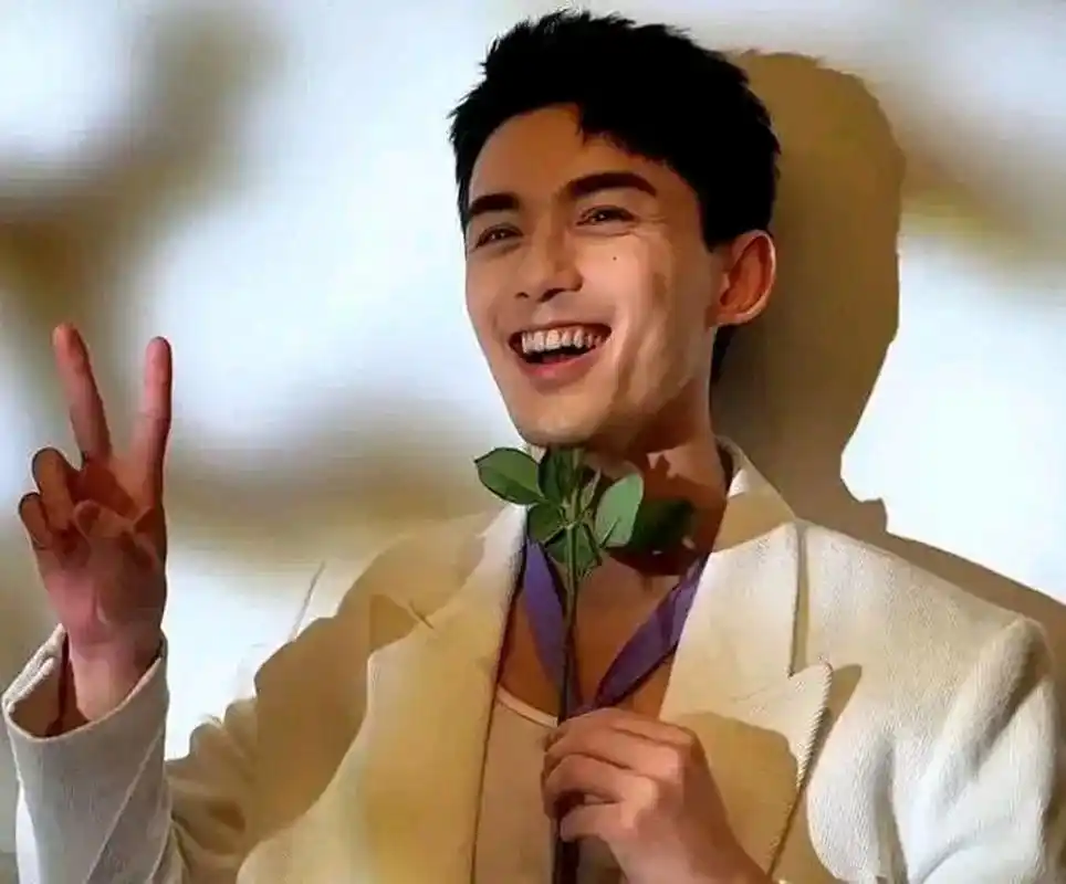 吴磊笑起来真阳光,看着精神气蛮好的一个小伙,真的是好帅呀,一身正气