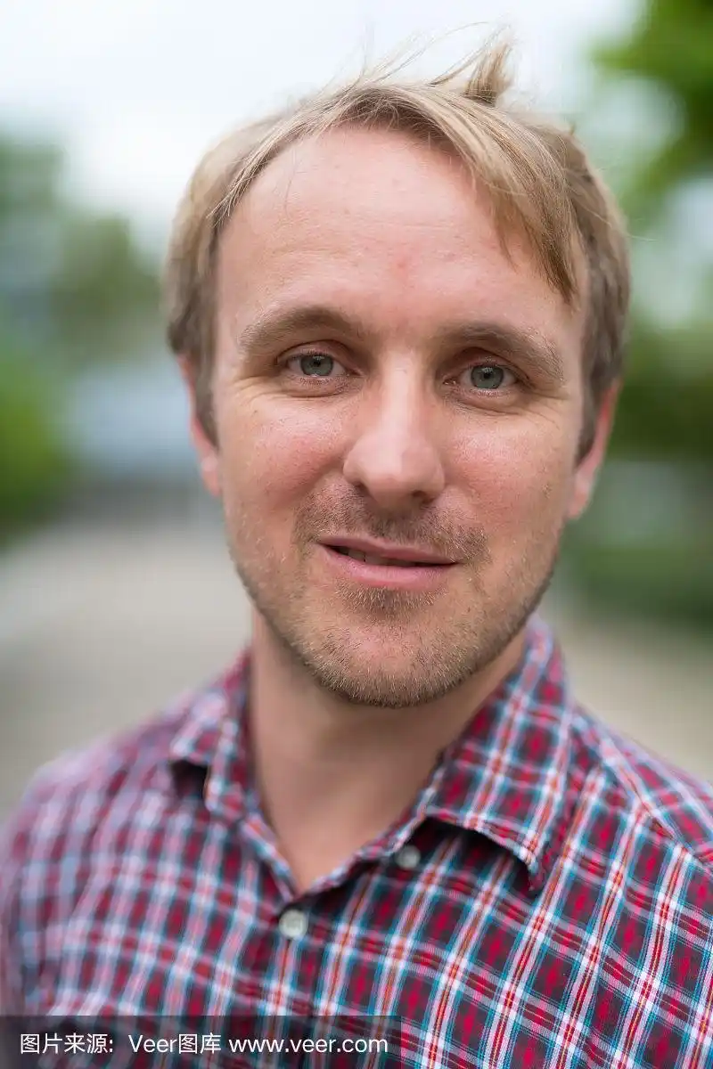 户外金发男子的大头照