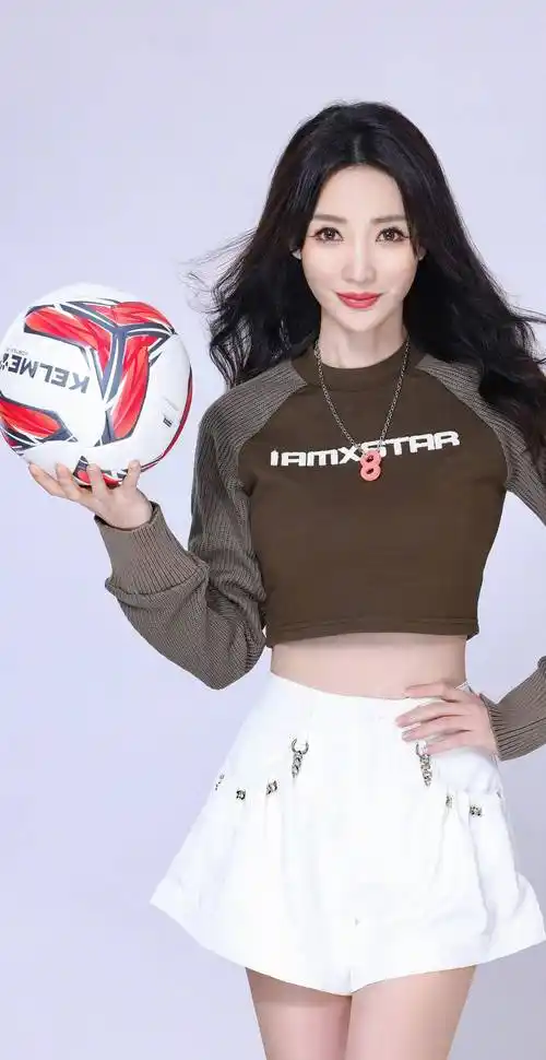 明星写真:柳岩足球小子艺术照,充满激情和动感_数字_照片_红色