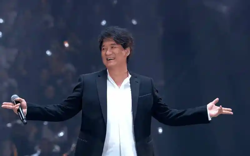 63岁周华健演唱会后因地面湿滑摔倒 岁月不饶人一代明星终究老去