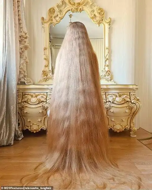 乌克兰的"长发公主",留发30年金发近2米,颇受男性喜爱|艾莲娜|长头发