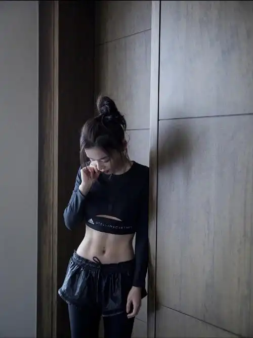 袁姗姗秀五年马甲线堪称自律最高境界