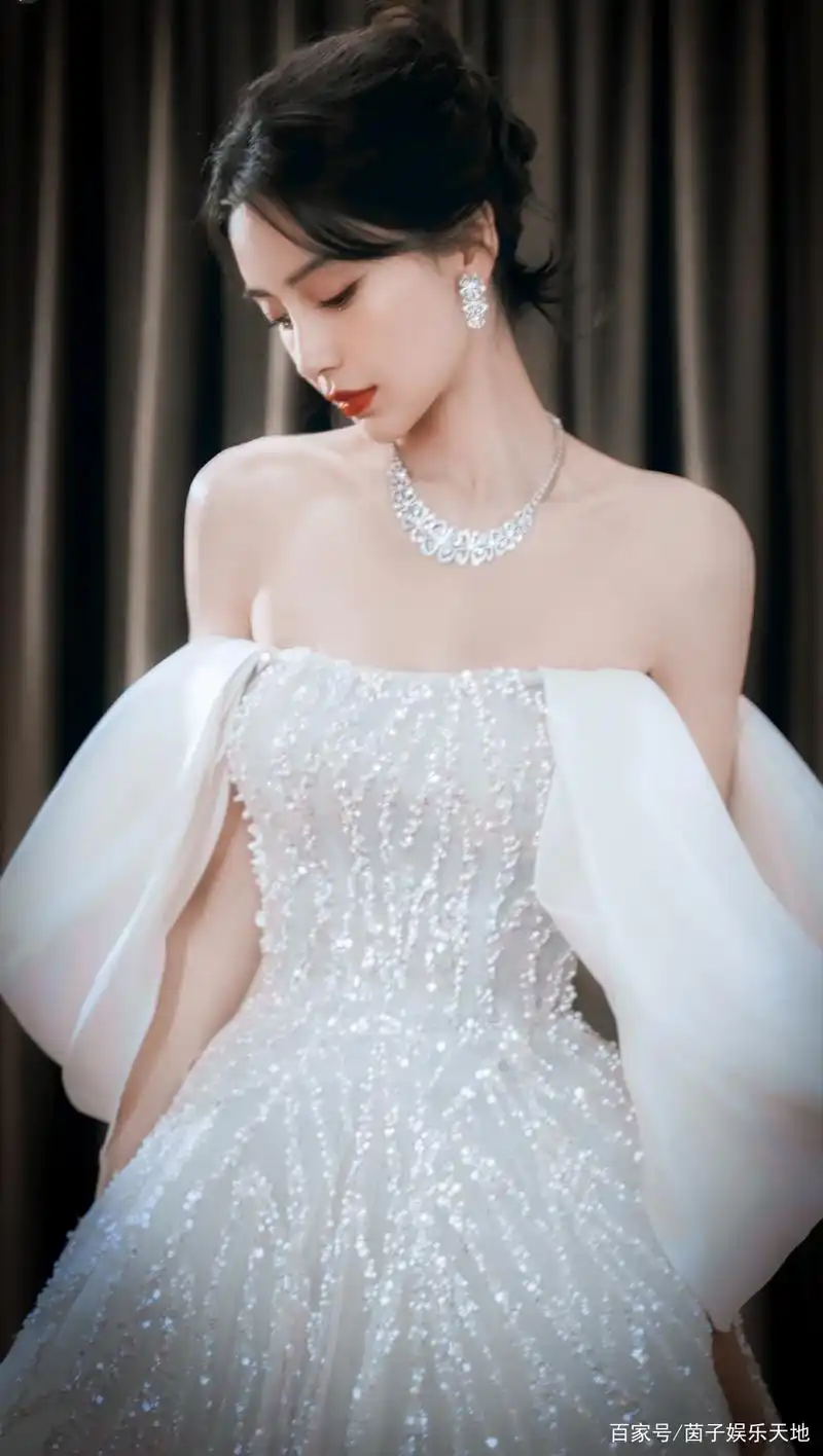 angelababy主持北京春晚,穿的白色高定婚纱裙太像白雪公主了!