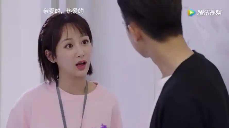 亲爱的热爱的 韩商言跟佟年过监考的教室里面座,同学们都在议论了议了