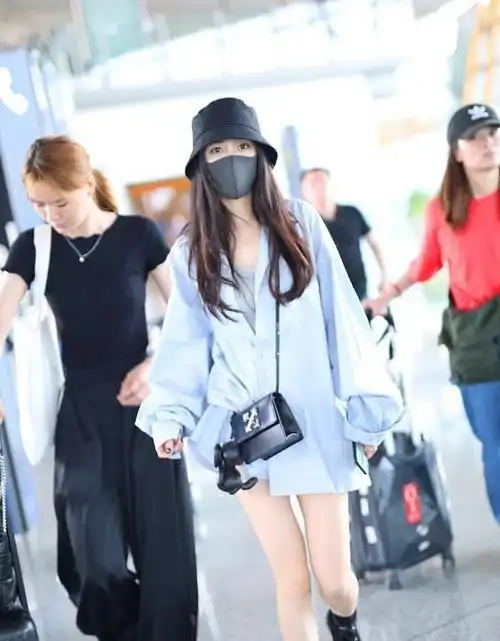 32岁杨幂走机场,穿男友风衬衫秀出"牙签腿",好身材不输给超模