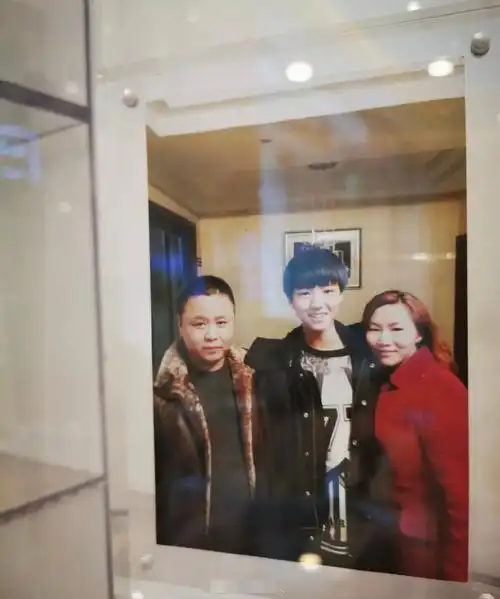 7月1日,有网友晒出了王俊凯爸爸妈妈开办的奶茶店的开张图,当天王俊凯