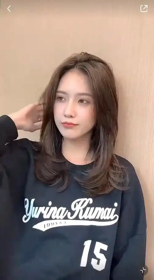 过肩中长发 发尾烫成内扣 自然披散在肩头  让人看起来灵动感十足