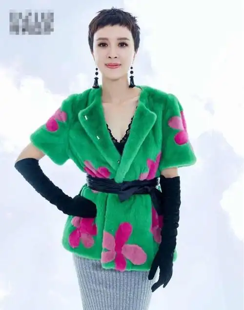 金巧巧虽然脸蛋保养得好但衣品却有点接地气感觉不是少女了