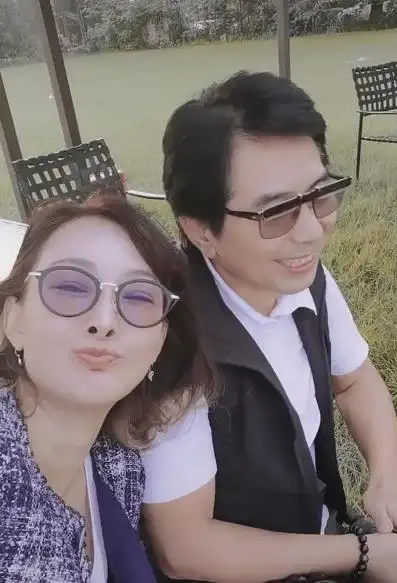 牛莉富豪老公罕见露面衣着休闲气质儒雅满脸宠溺看妻子拍搞怪视频