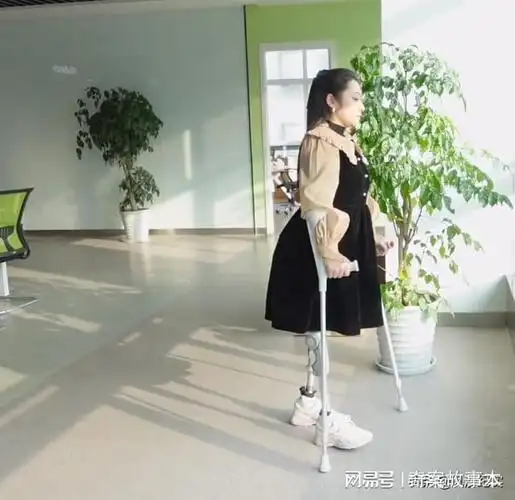 湖北3岁女孩遇车祸双腿高位截肢用凳子当腿艺考上985大学读研