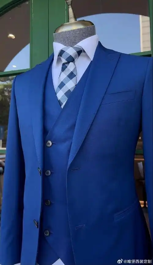 眼前的这套单排两扣蓝色西服,宛如深邃海洋中的一抹宁静,散发着优雅与