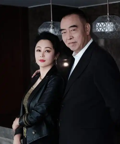 20多年前陈红在陈凯歌家拍照,她躺在沙发上样子堪称人间尤物