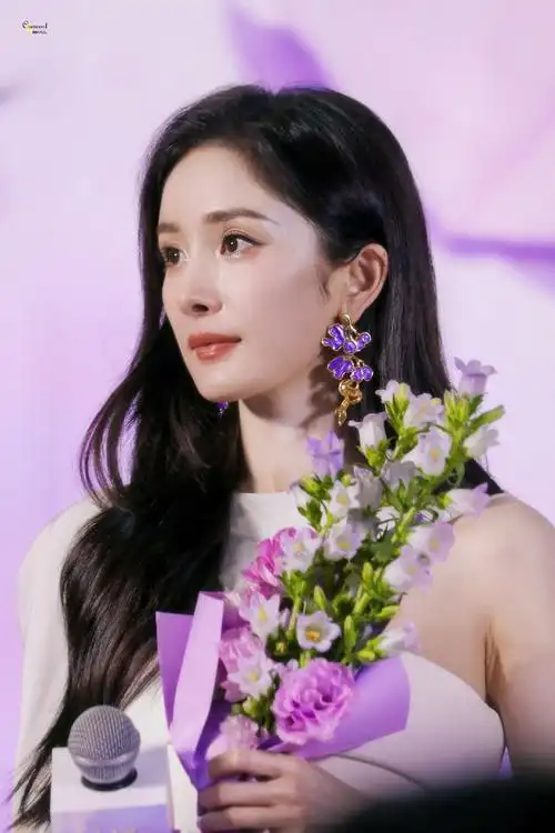 杨幂成都活动人气##杨幂单肩披风白裙##今日星拍放送