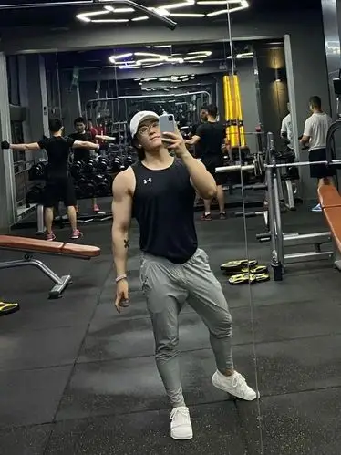 饱满胸肌人鱼线肌肉小狼狗因好身材走红网络颜值肉体均满分