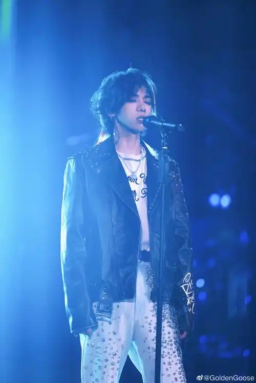 歌手@华晨宇yu身着golden goose共创定制款皮衣及sky star鞋履,搭配