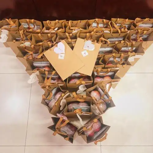 (学院为同学们精心准备的慰问品)5月20日上午,石牌校区南门返校现场