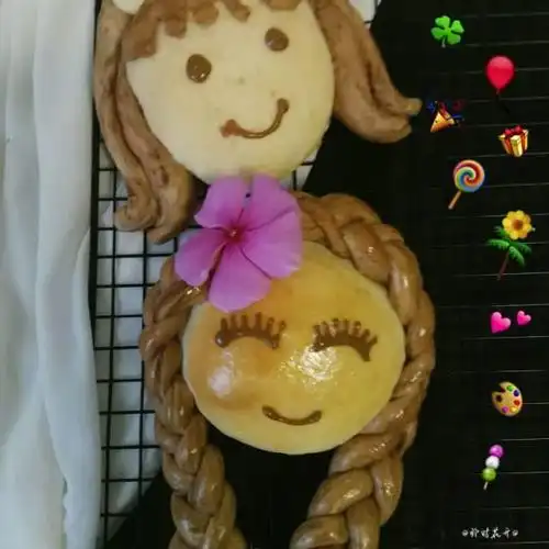 女孩花样面包,造型超级的可爱,孩子们都舍不得吃