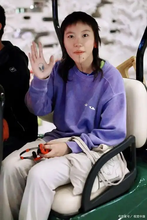 王菲的女儿窦靖童在7月8日在自己的社交平台上分享了两张自拍照片.