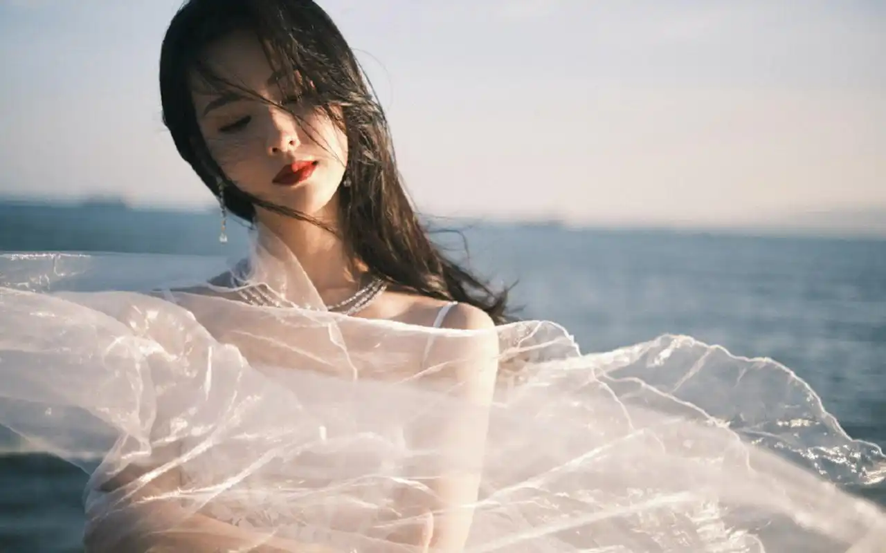 陈都灵吊带裙性感写真桌面壁纸