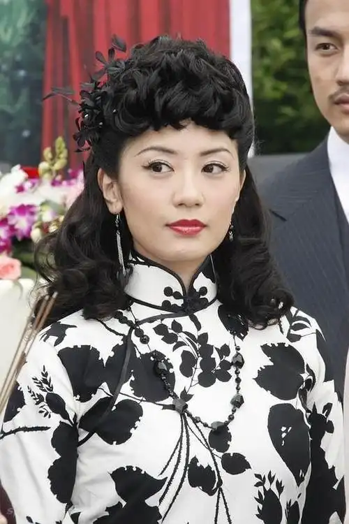 原创贾静雯越活越年轻,看她的旗袍造型,完美诠释了什么是古典美!