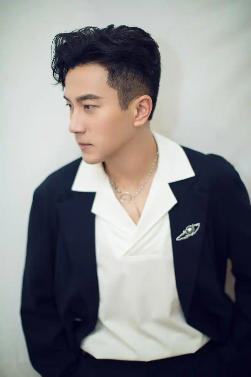 刘恺威  刘恺威跨界歌王 本周是随性儒雅的黑白配,用温柔的眼神和暖