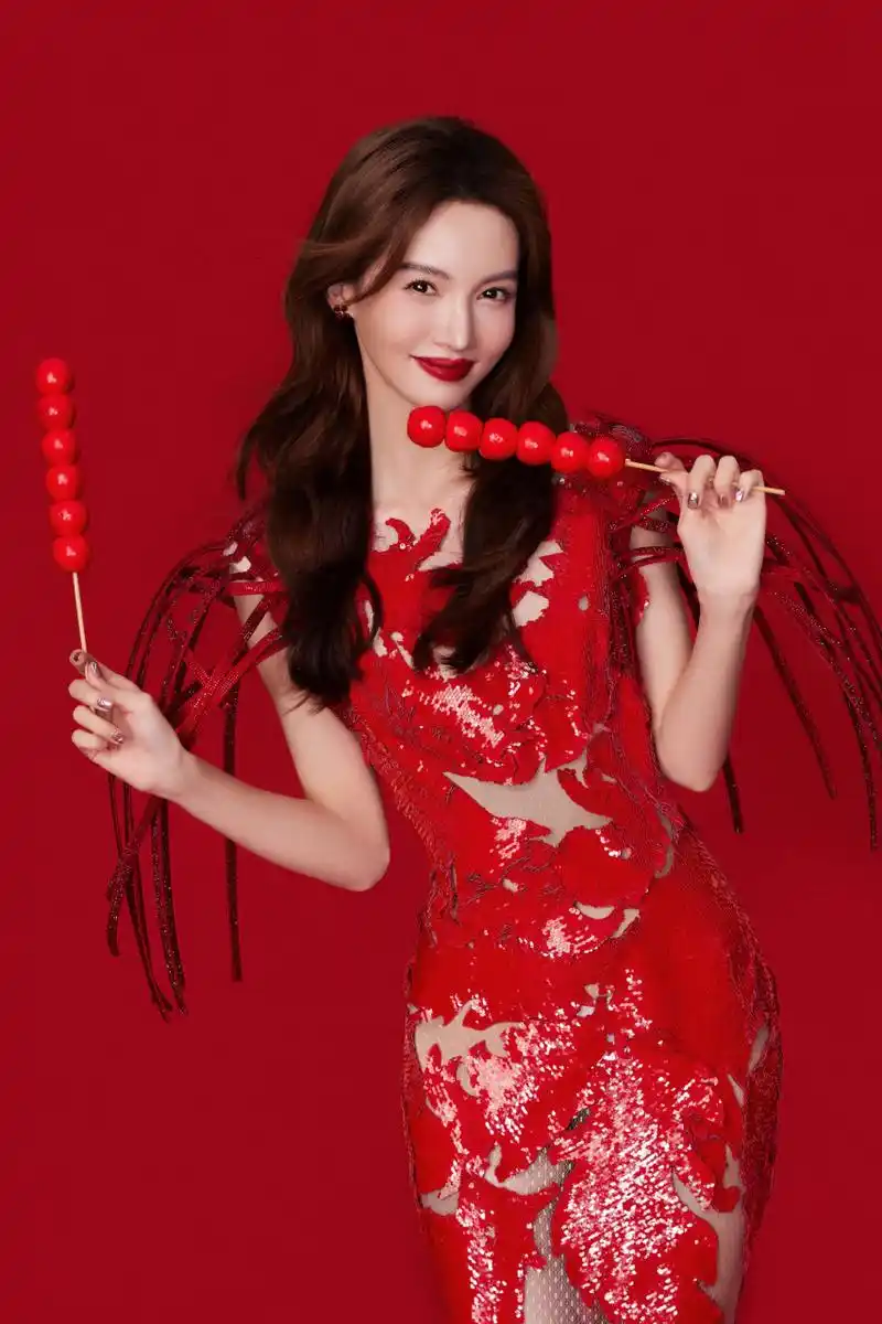金晨身穿红色镂空连衣裙的新年穿搭,红红火火的造型别出心裁, 肤白貌