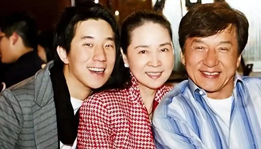 房祖名晒亲密合影,为女星庆生(网友询问成龙这是要有儿媳妇了吗)-新q