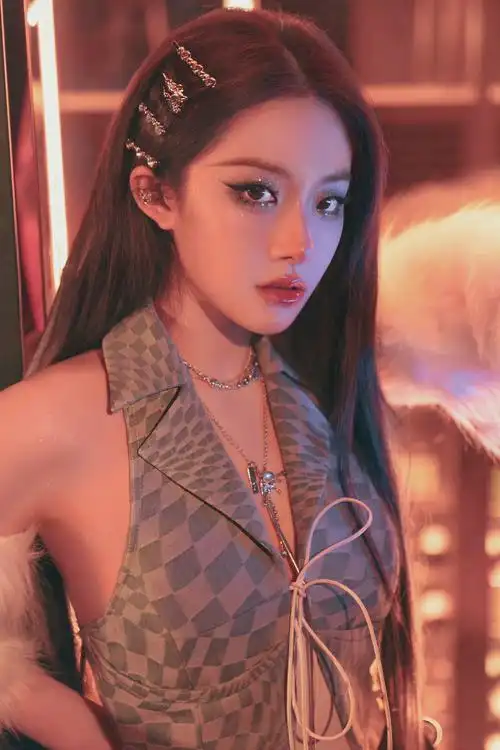 喻言活动造型骑摩托车好a啊言言子眼神也好带感