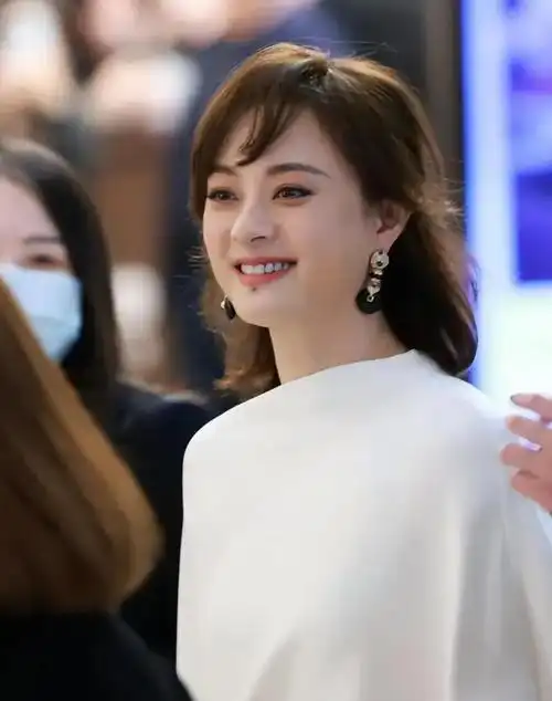 孙俪突然变美眼睛不凸也不发腮了下巴的痣引热议被疑整容