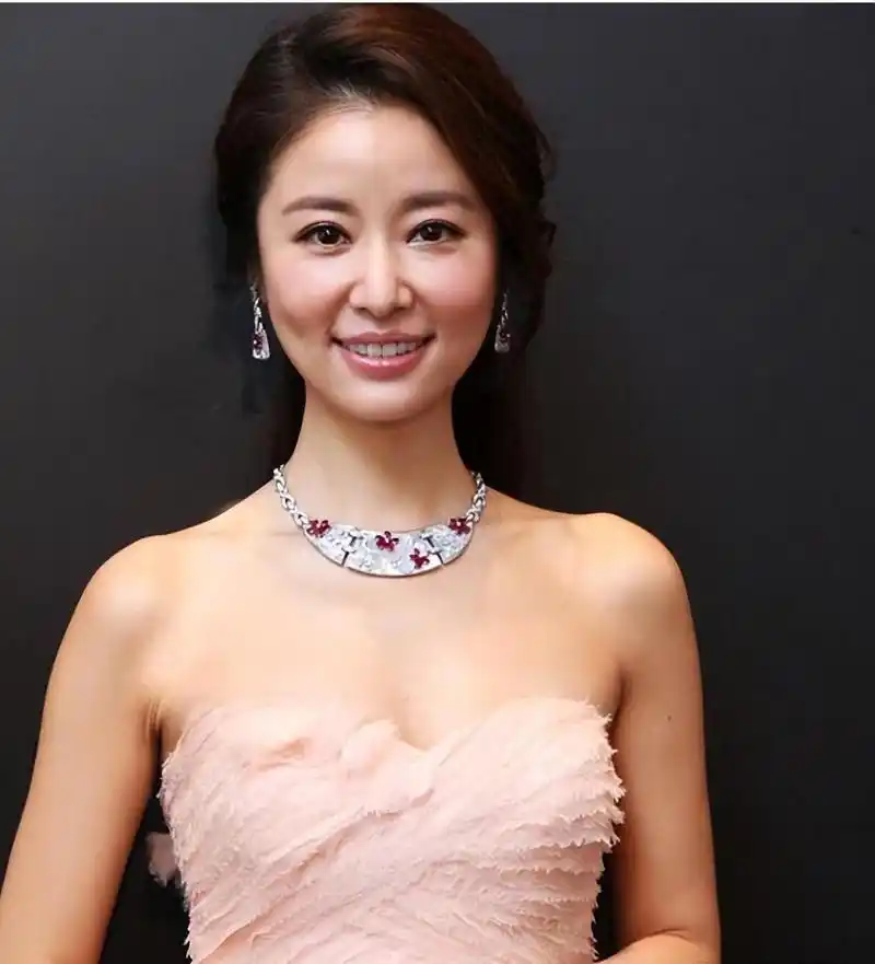 林心如:美丽与才华并存 林心如,她是一位美丽与才华并存的女神,她的