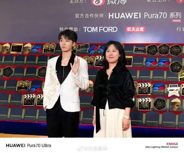 王俊凯怼脸镜头##王俊凯特别定制西装